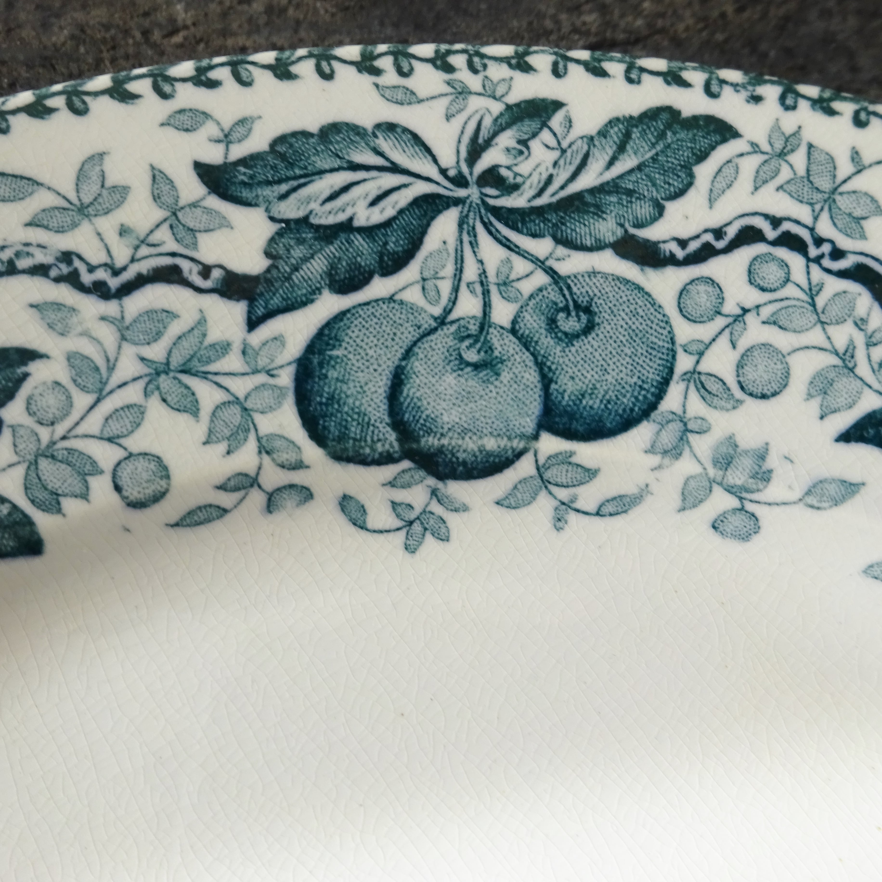 【 Épuisé 】T.F. Badonviller  modèle《CERISES》assiette plate (A)