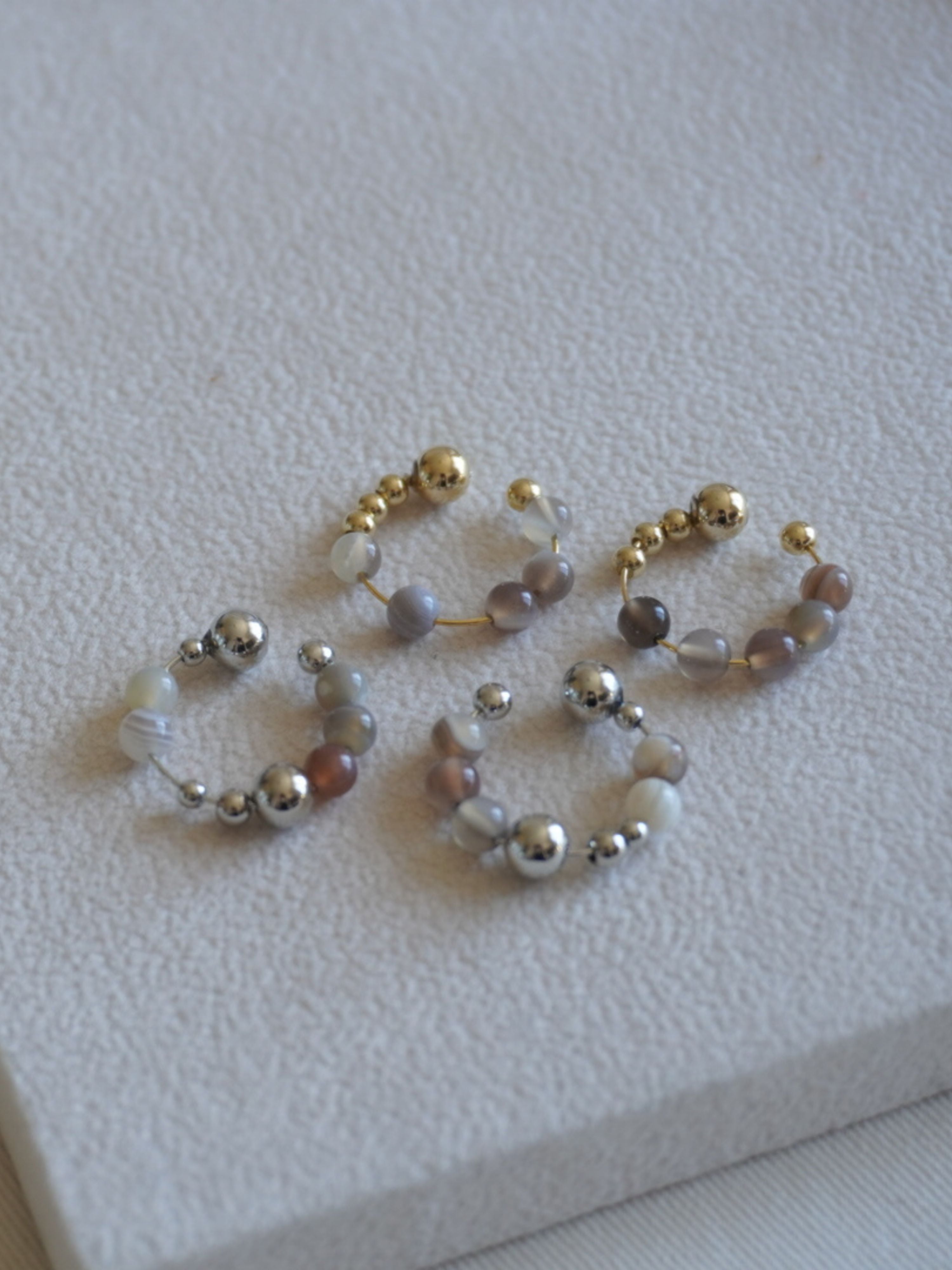 ボツワナアゲート × ビーズ イヤーカフ（ゴールド／シルバー）