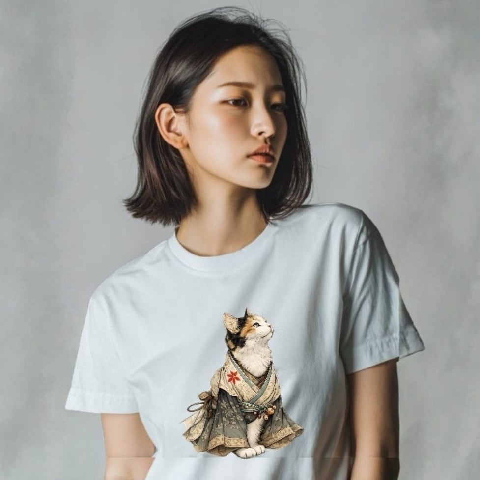 みやびな着物三毛猫② Tシャツ / Elegant kimono calico cat