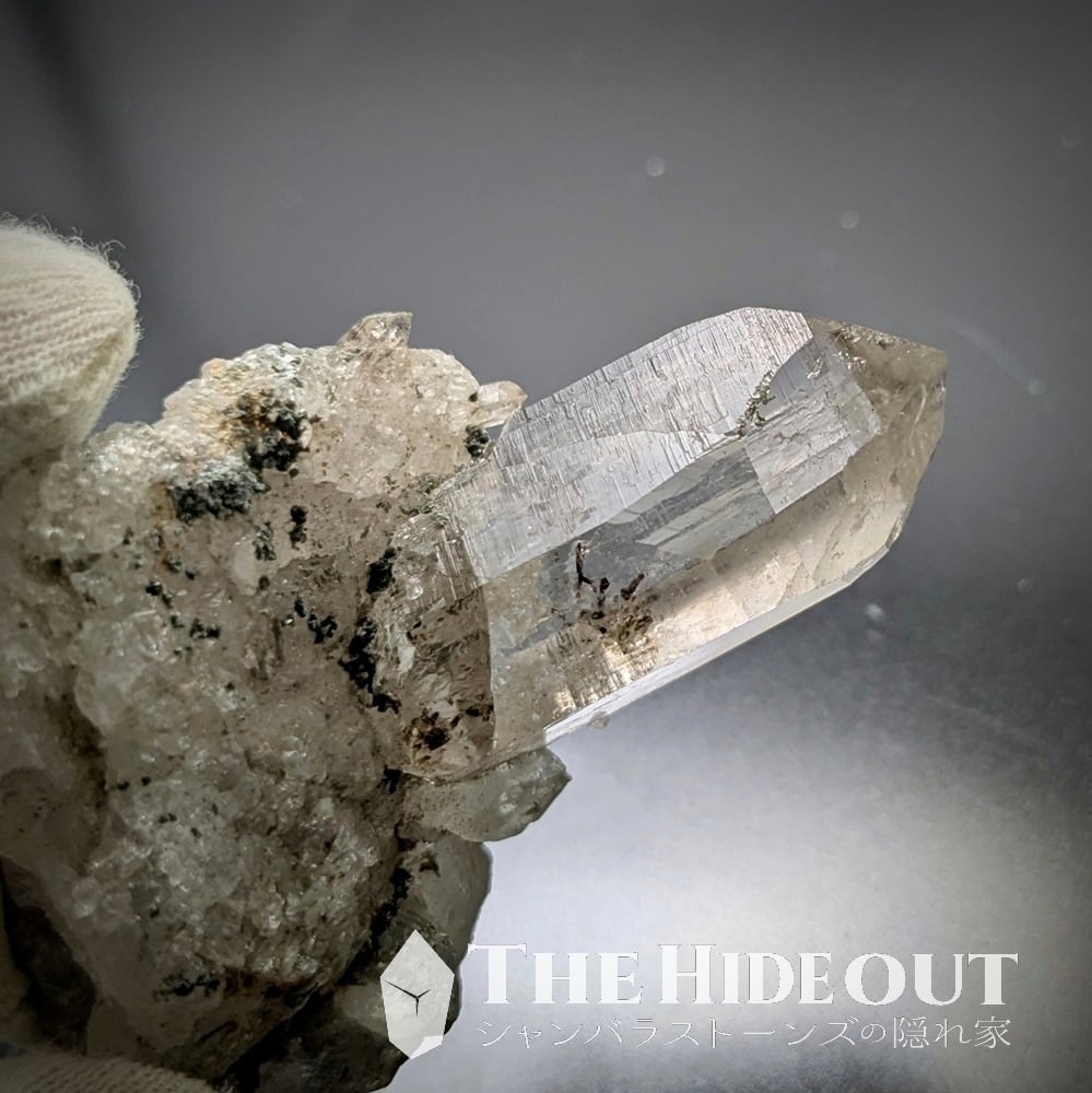 ヒマラヤ水晶オールドストック原石標本017 にょきっと生えている母岩