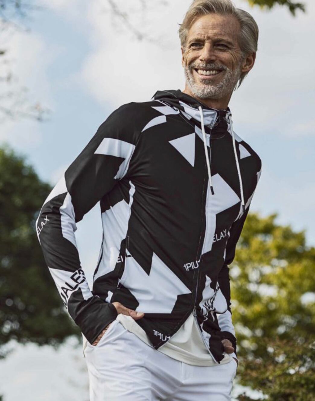 1PIU1UGUALE3 RELAX(ウノピゥウノウグァーレトレ)総柄ラッシュガードパーカー(ブラック/ブルー)