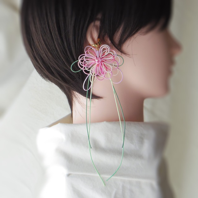 飾り結びかたっぽイヤーカフ「ハナメグル・紡」 | 手染め紐による大輪の花。浴衣・着物・洋装にも。