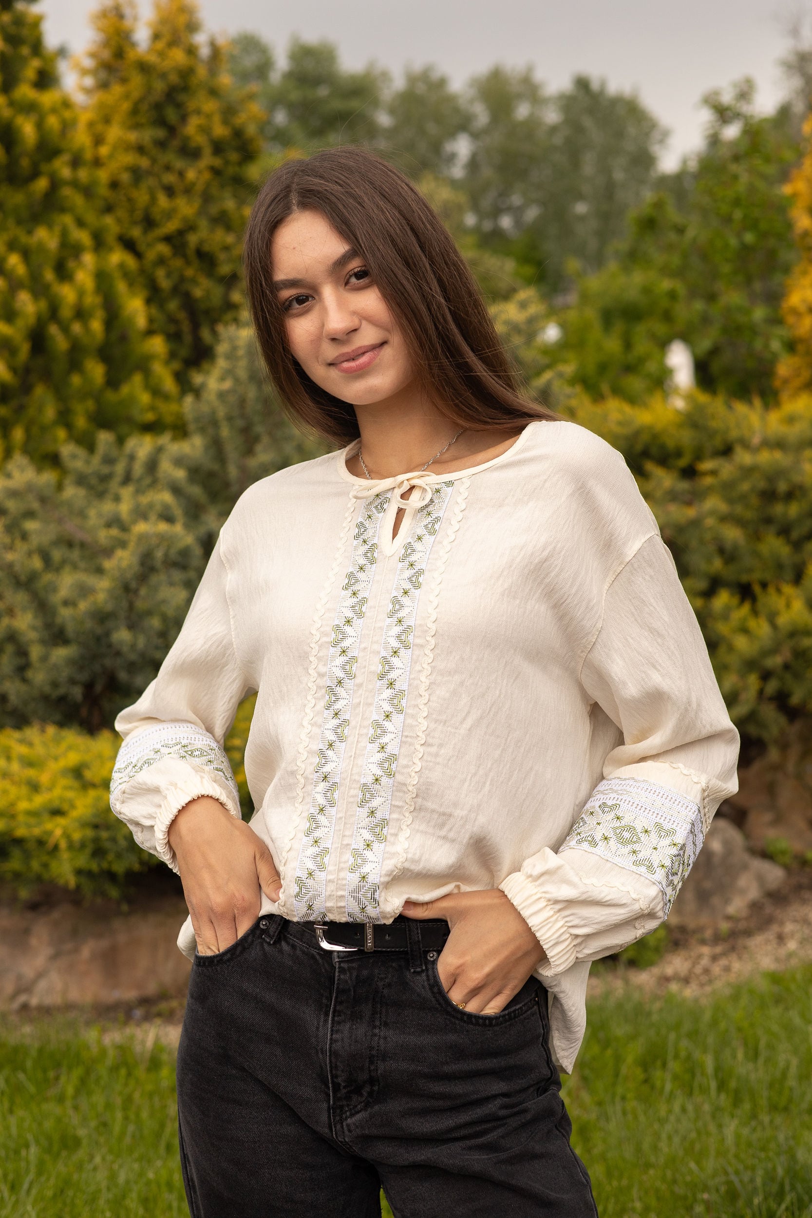 ウクライナ刺繍ヴィシヴァンカ シルク手刺繍 グラージュ・ニジンカ