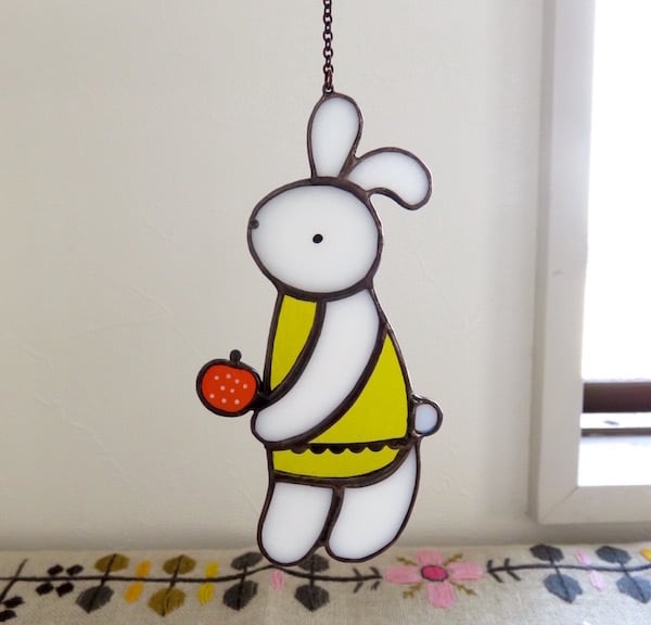 うさぎとりんごのオーナメント(ステンドグラス) | soeur glass うさぎとりんごのオーナメント(ステンドグラス) | soeur glass