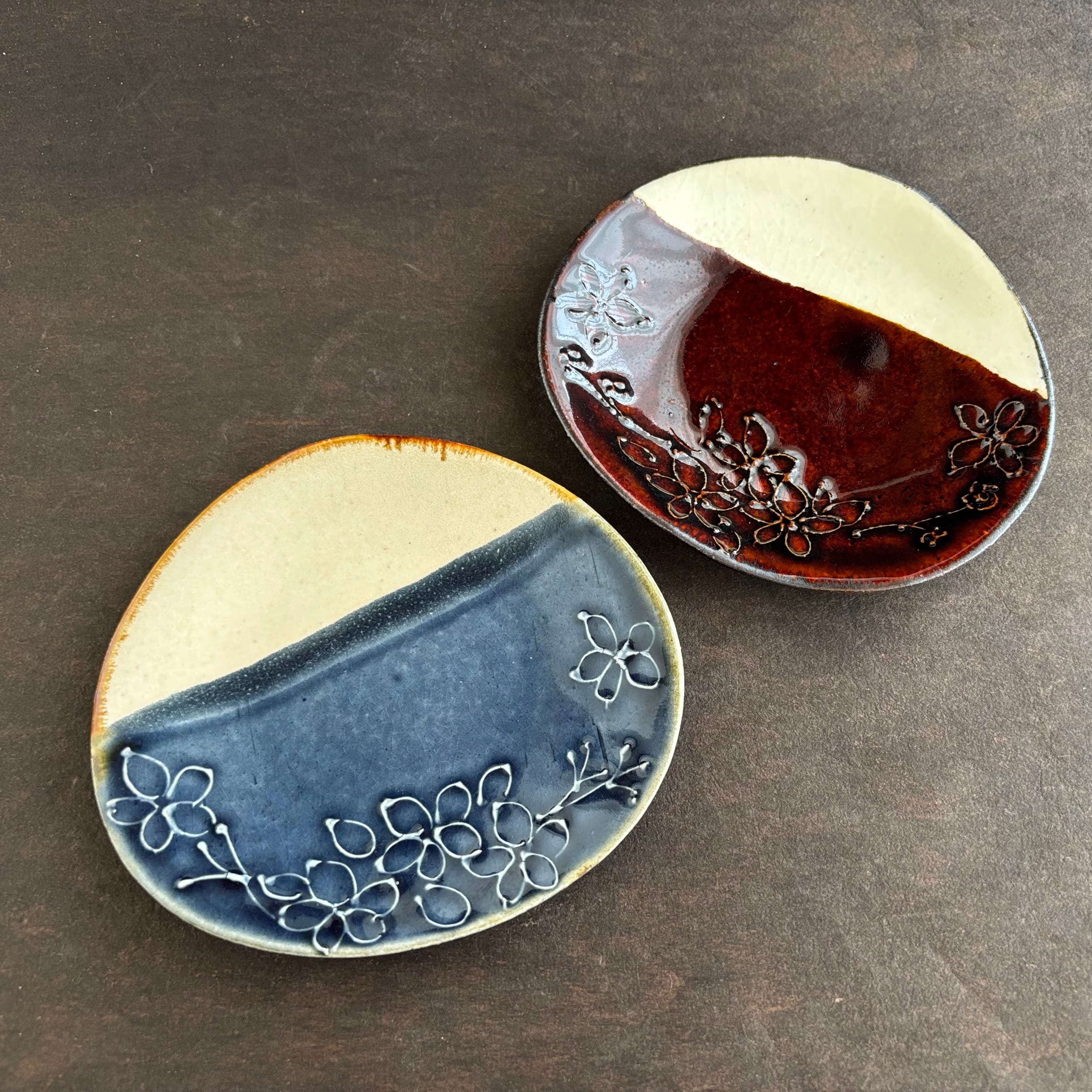 土和のルリエフ　おにぎり小皿(受皿) 飴　藍