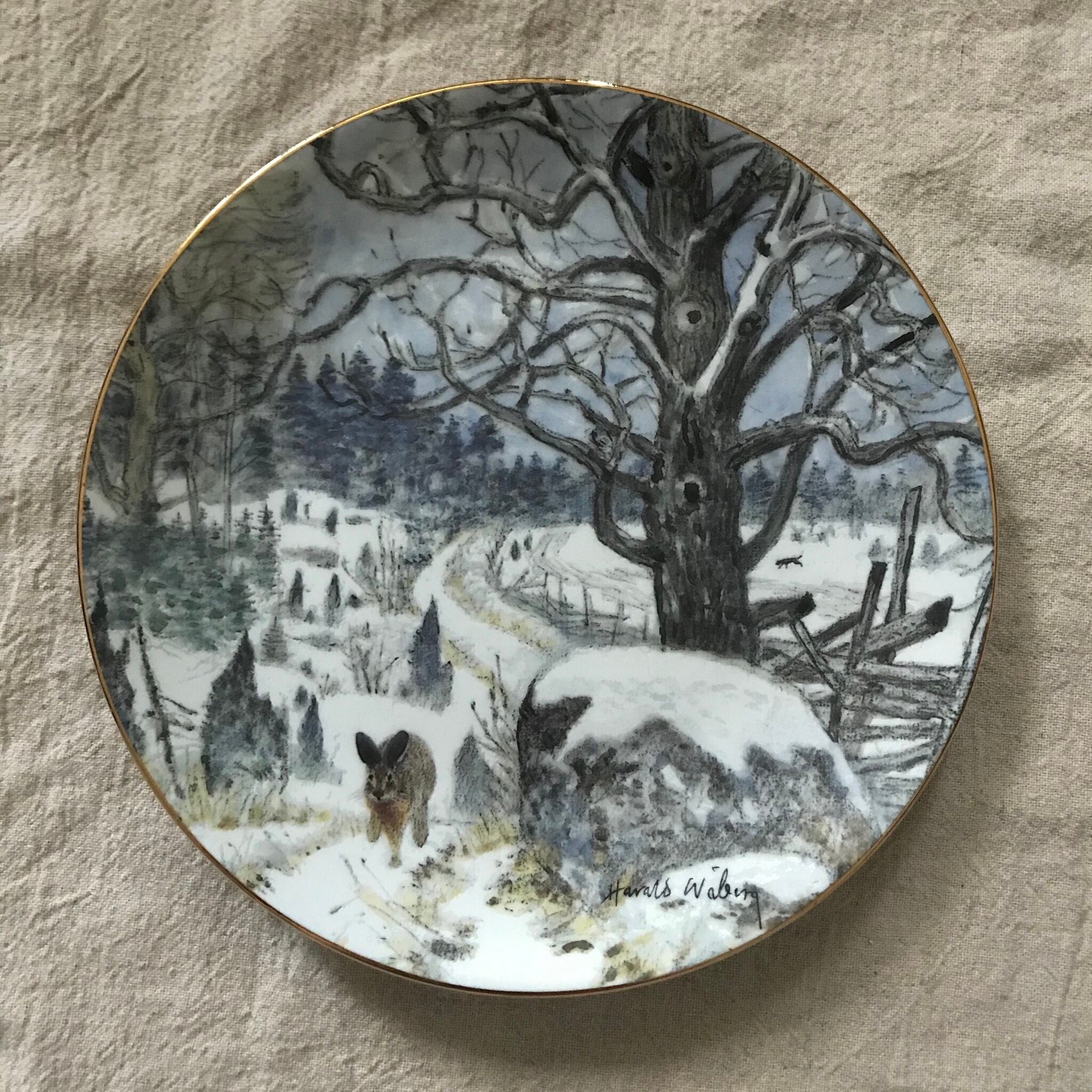 雪とウサギと大木の飾り皿