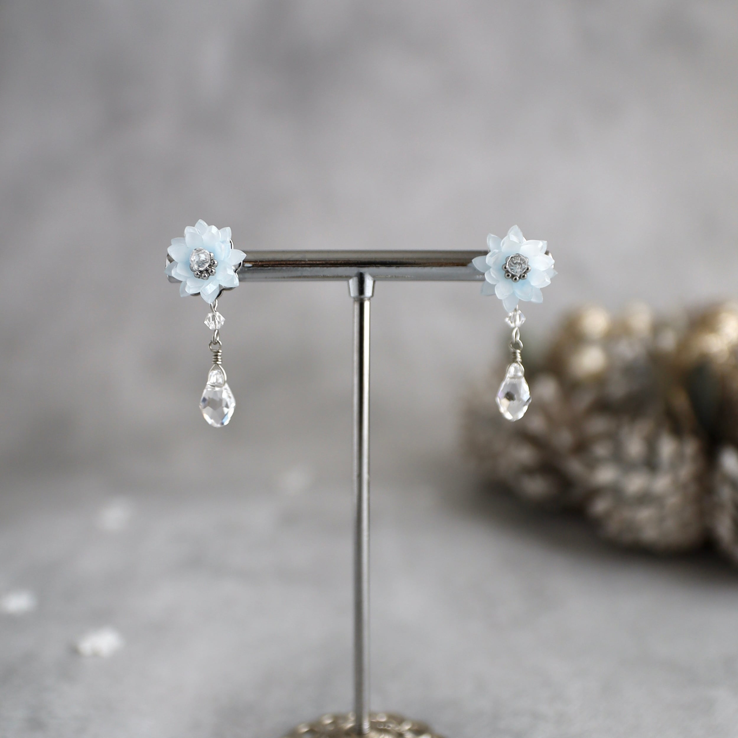 氷の蓮の花とビジューのピアス/イヤリング