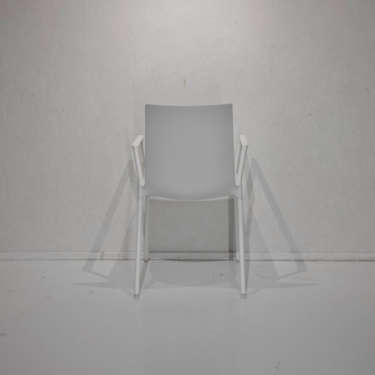wiesner hager ウィスナーハーガー macao Chair with arms マカオチェア ダイニングチェア アームチェア 椅子 樹脂座面 ホワイト モダン ミニマル