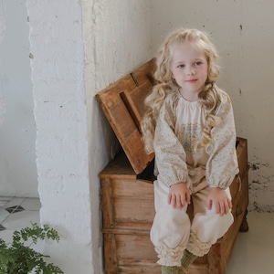 秋花柄袖レース裾ブラウス