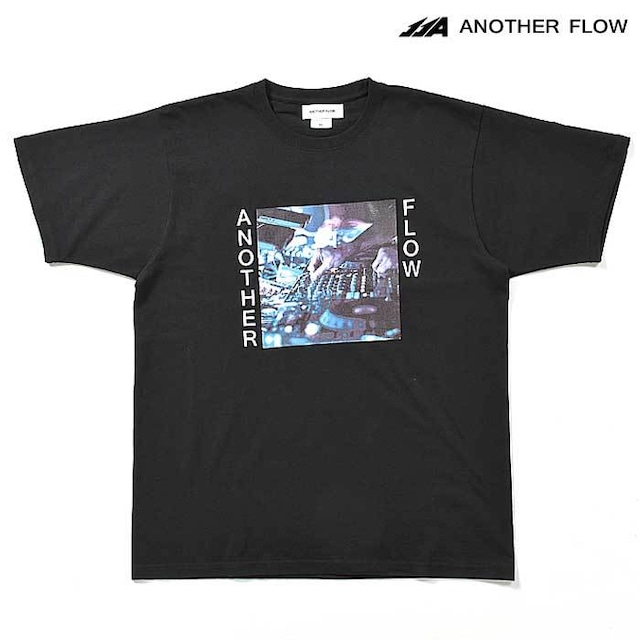 ANOTHER FLOW(アナザーフロー)  DJ フォトプリント Tシャツ ブラック