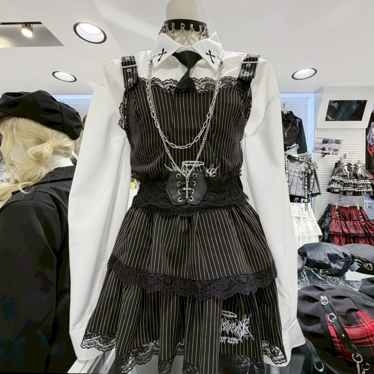 プレデタースタイル★イベント、装飾にフィリピン製ハンドメイド★開閉可能 サブカル刺繍 ピンストライプティアードスカート | VOLCAN&APHRODITE