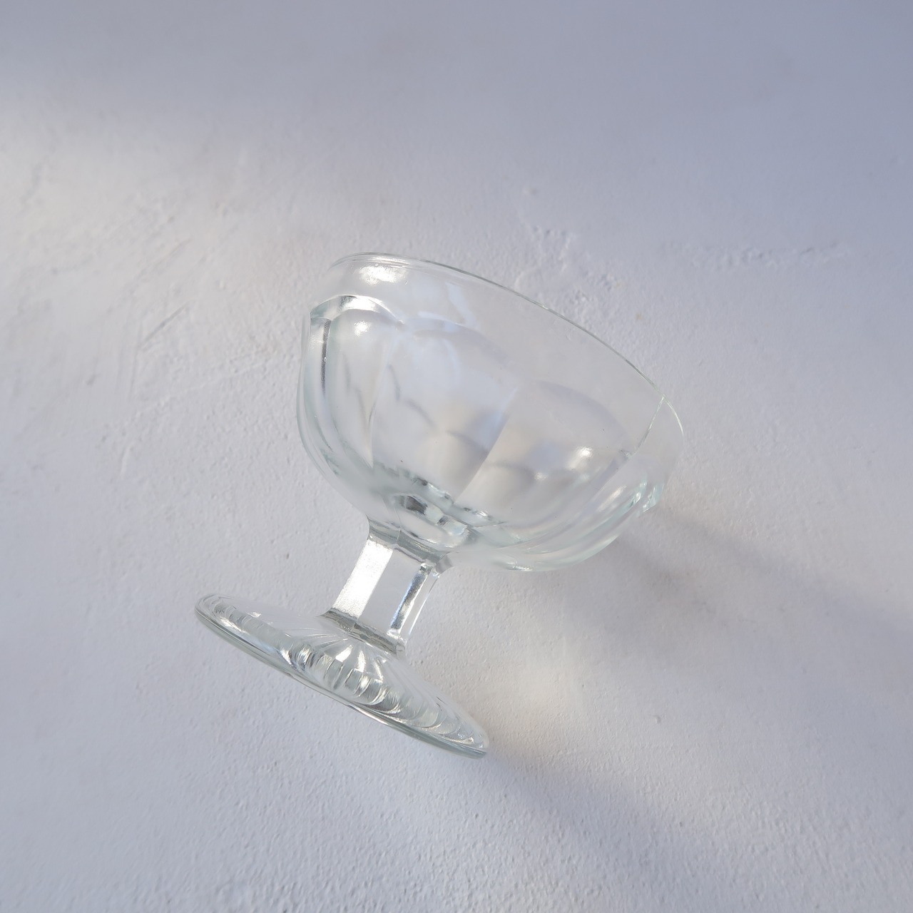 脚付きのアイスクリームカップ