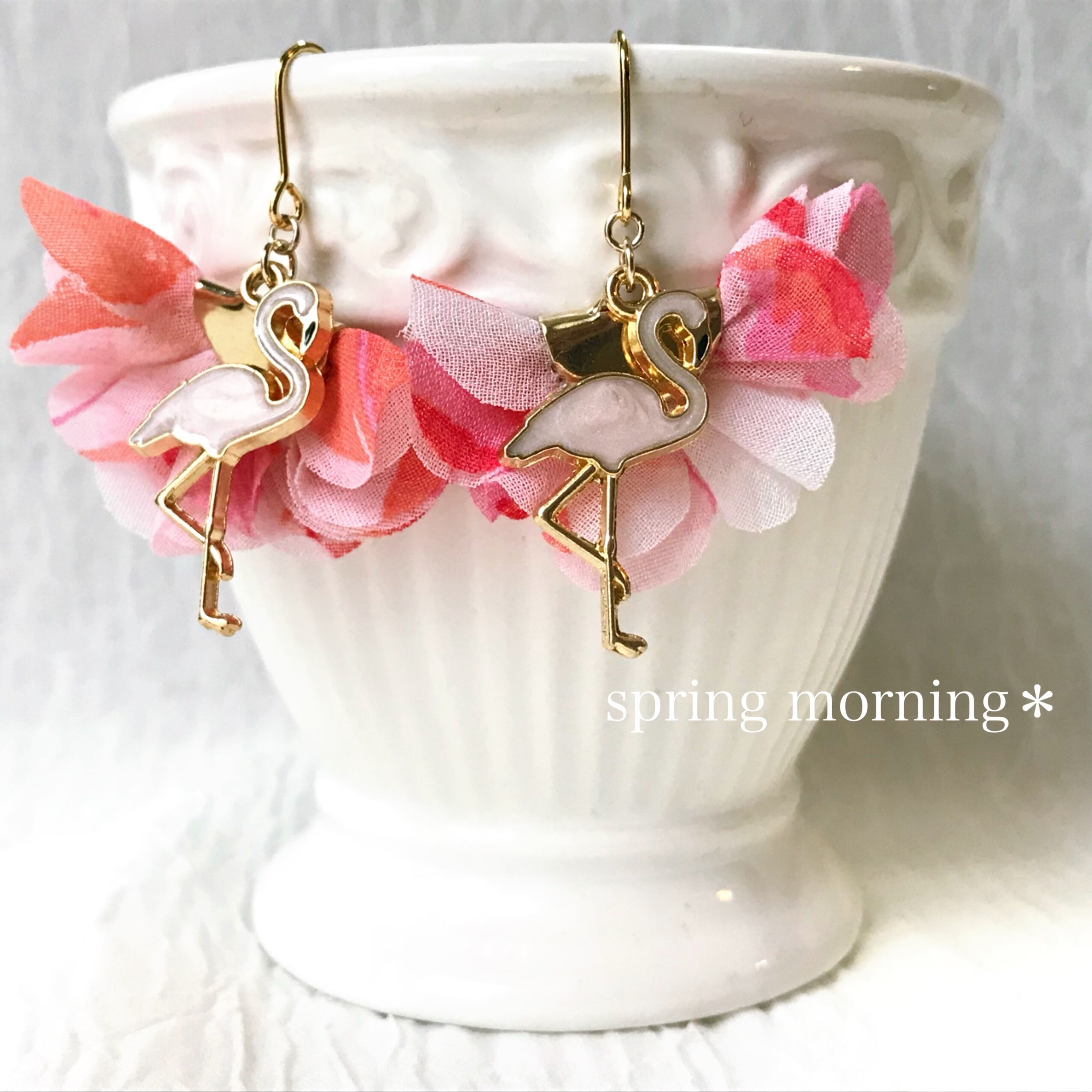 シフォンフラワーとフラミンゴのピアス・ピーチピンク | spring  