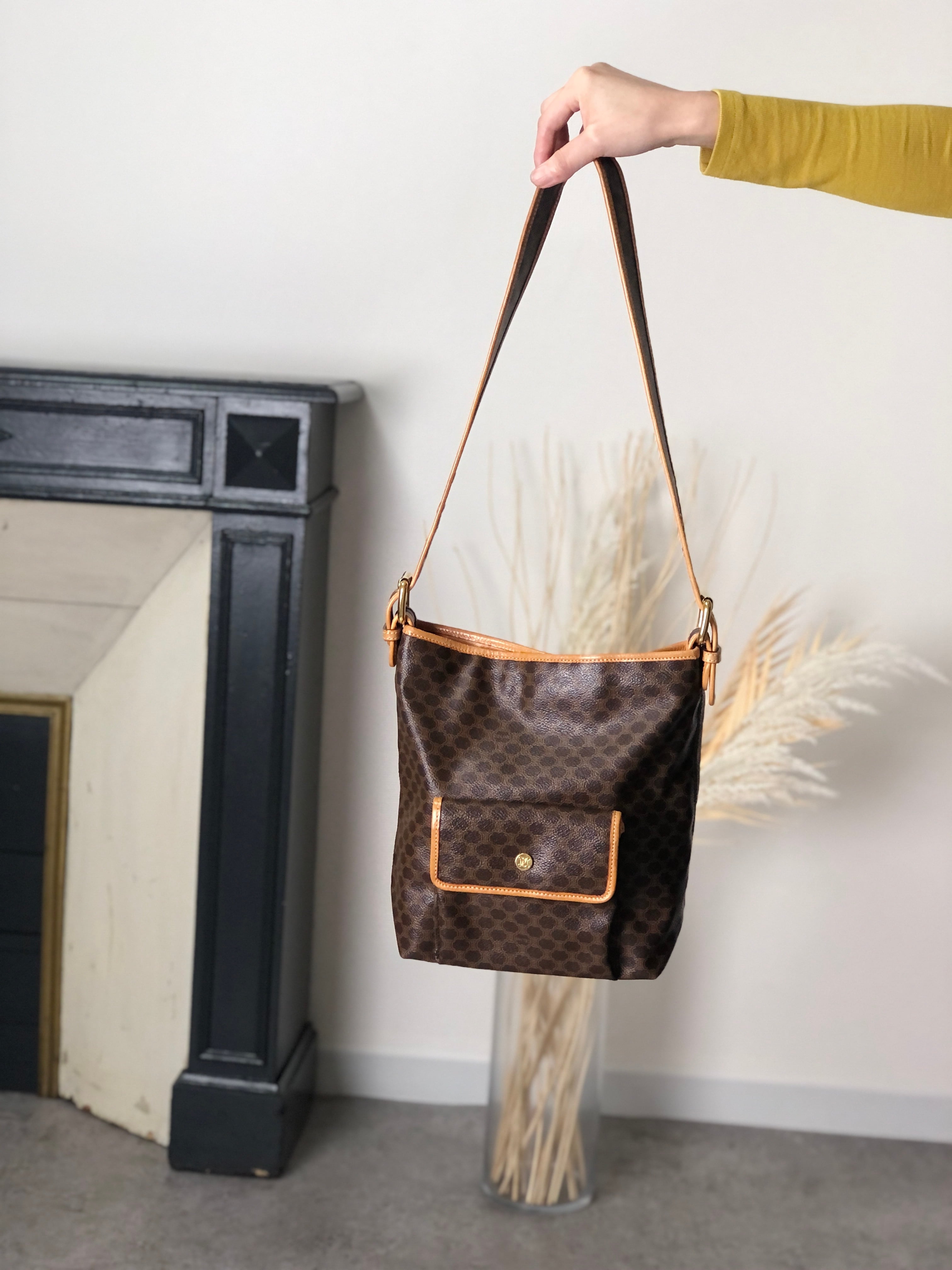 CELINE セリーヌ マカダム  ショルダーバッグ ブラウン  PVCレザー  f23gdx CELINE セリーヌ マカダム ショルダーバッグ ブラウン PVCレザー