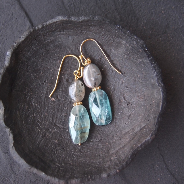 Kyanite × Labradorite Bicolor Earrings／カイヤナイト×ラブラドライト バイカラー ピアス（Oval）