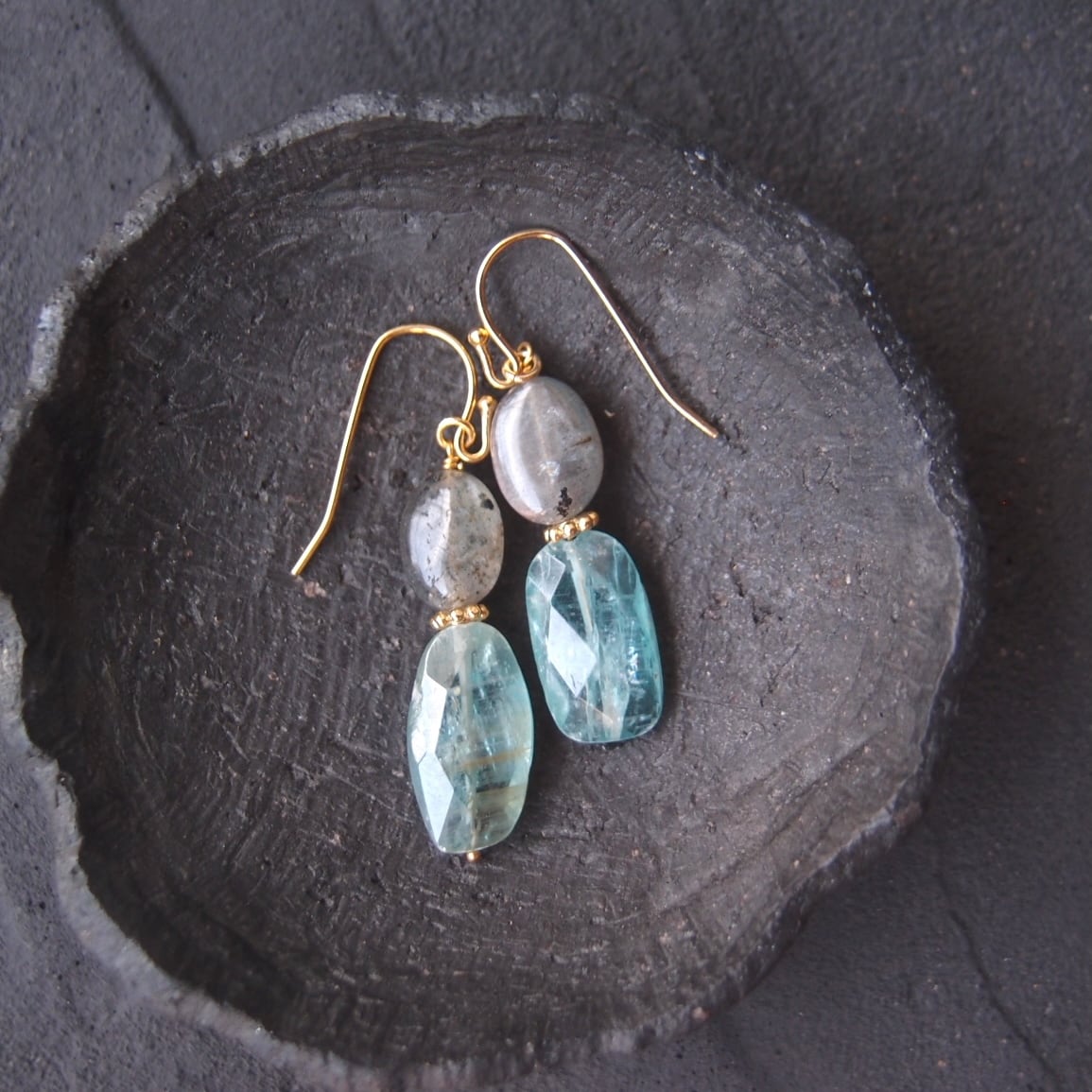 Kyanite × Labradorite Bicolor Earrings/カイヤナイト×ラブラドライト バイカラー ピアス(Oval)