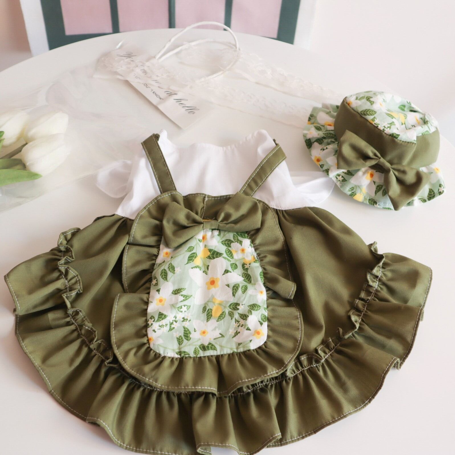 木陰でピクニックしたくなる深緑のワンピース