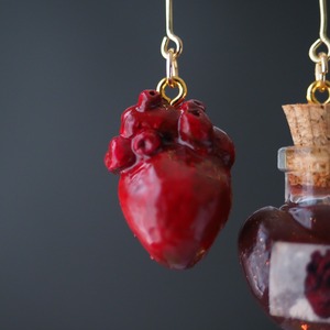 抉れた心臓と大腿骨スプーン の耳飾り