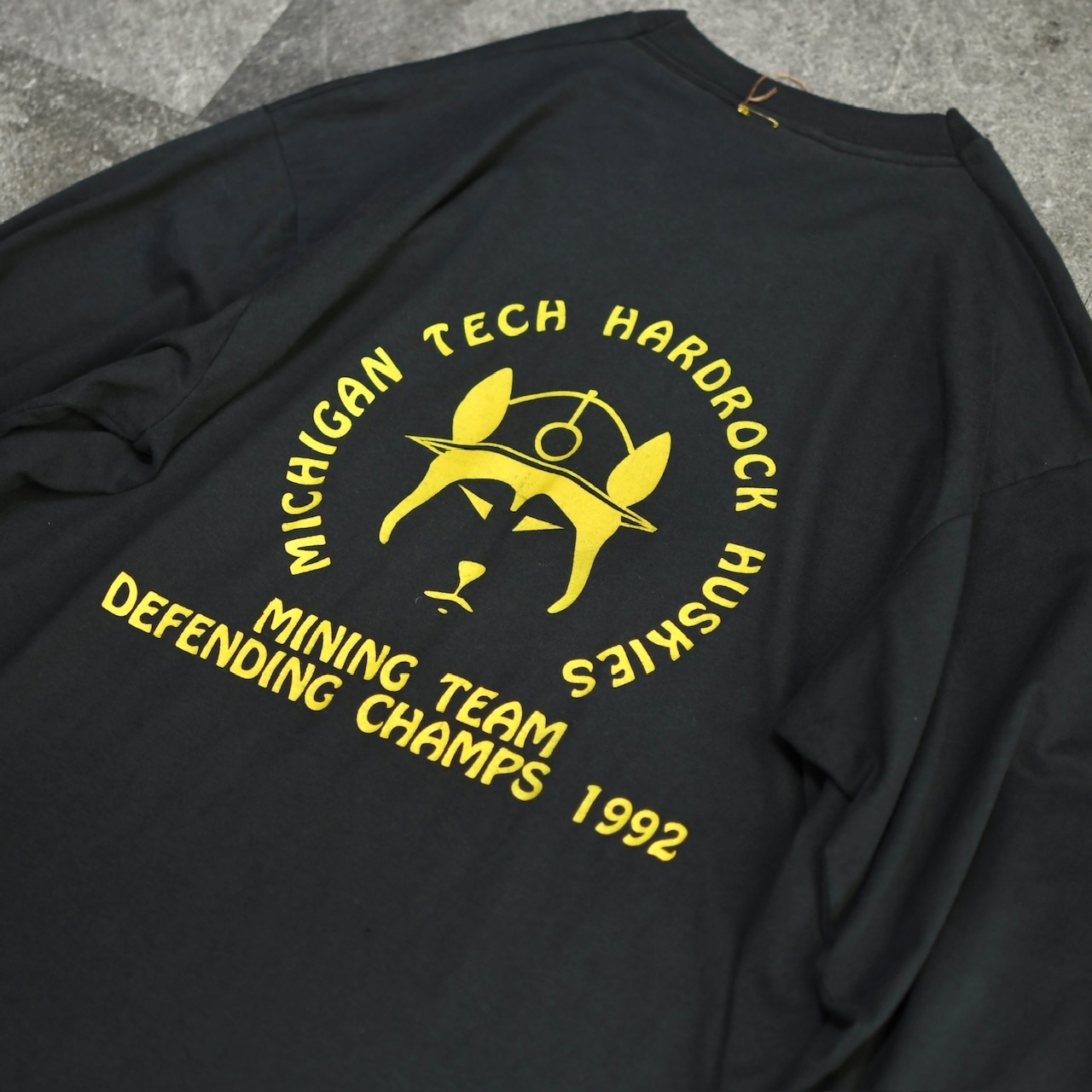 92's husky print long sleeve college tee