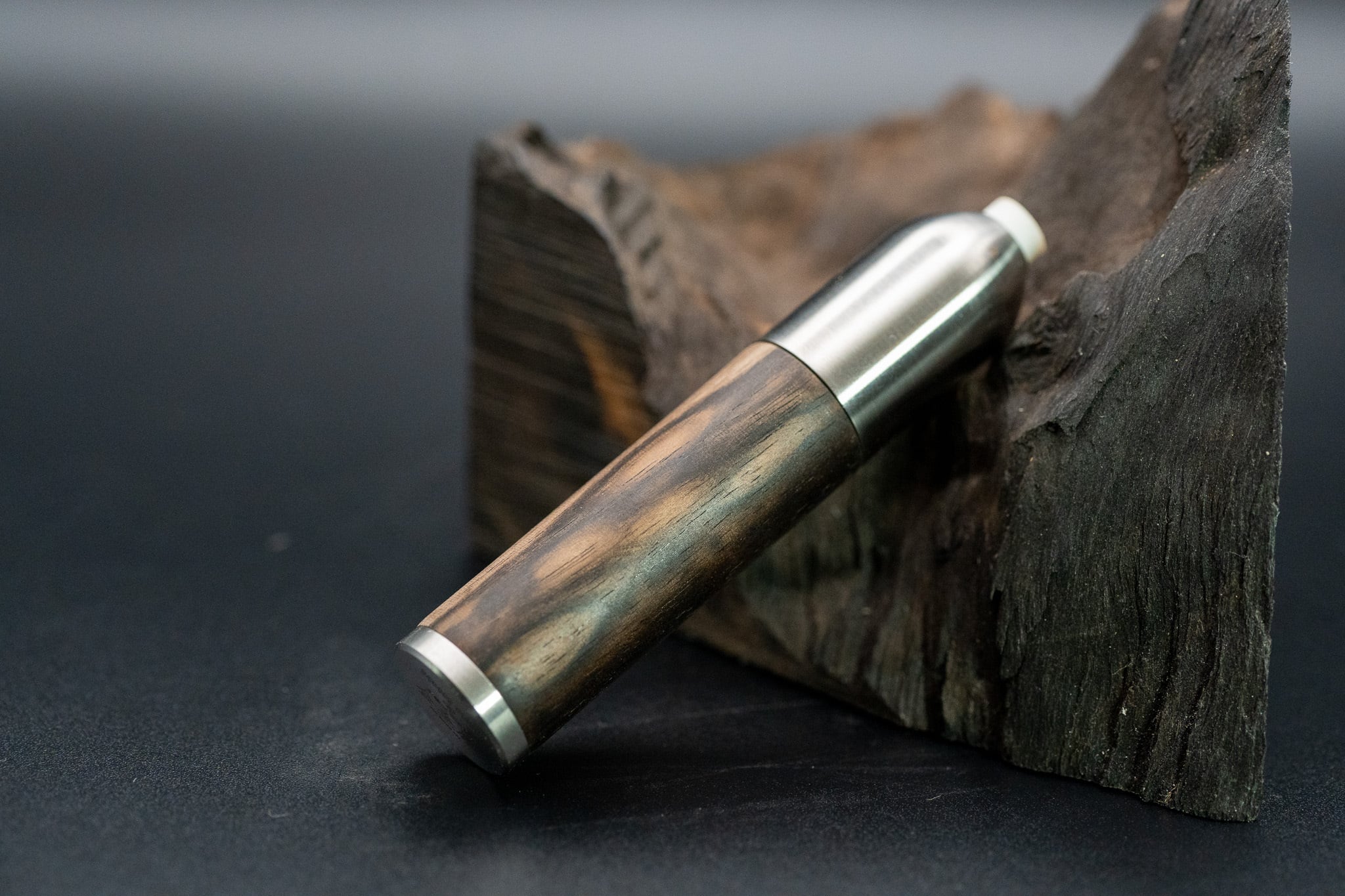 【魅惑の黒い紋様】黒柿 孔雀杢 ツイスト消しゴム