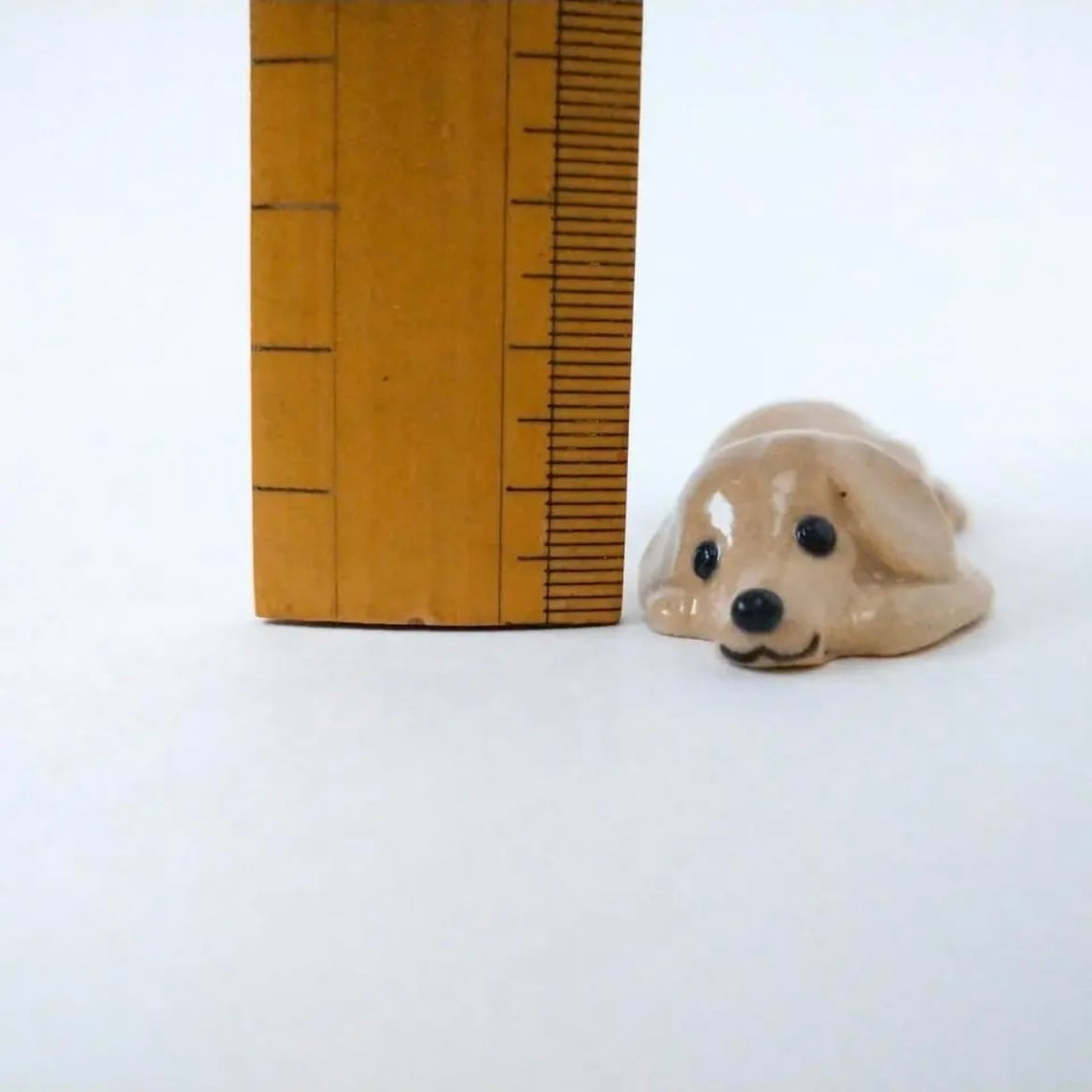 犬の陶器置物 茶色とクリーム ダックス犬の箸置き（クリーム色）伏せ | 陶器のことり