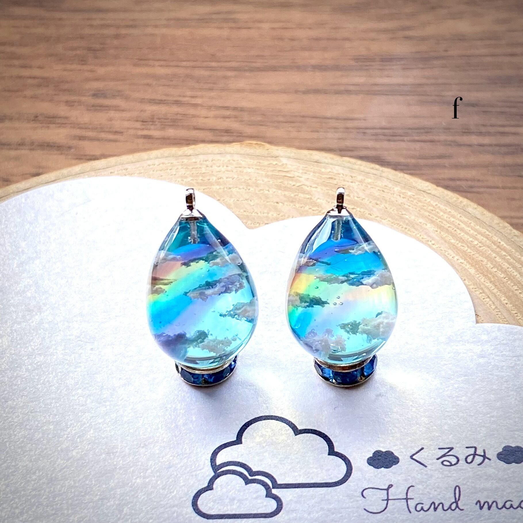 レジンピアス イヤリング 青空にかかる虹 たまご型16×12mm f