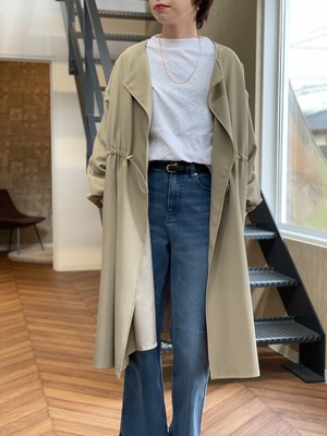 上質な生地感と洗練されたシンプルなデザインが魅力のミドル丈コート