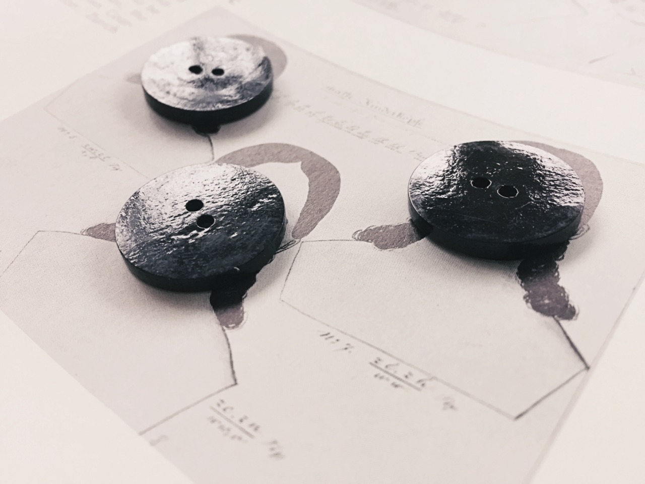フランス 1900s 2.2c 幾何学の黒花とgalalithe製ボタンセットj アンティーク