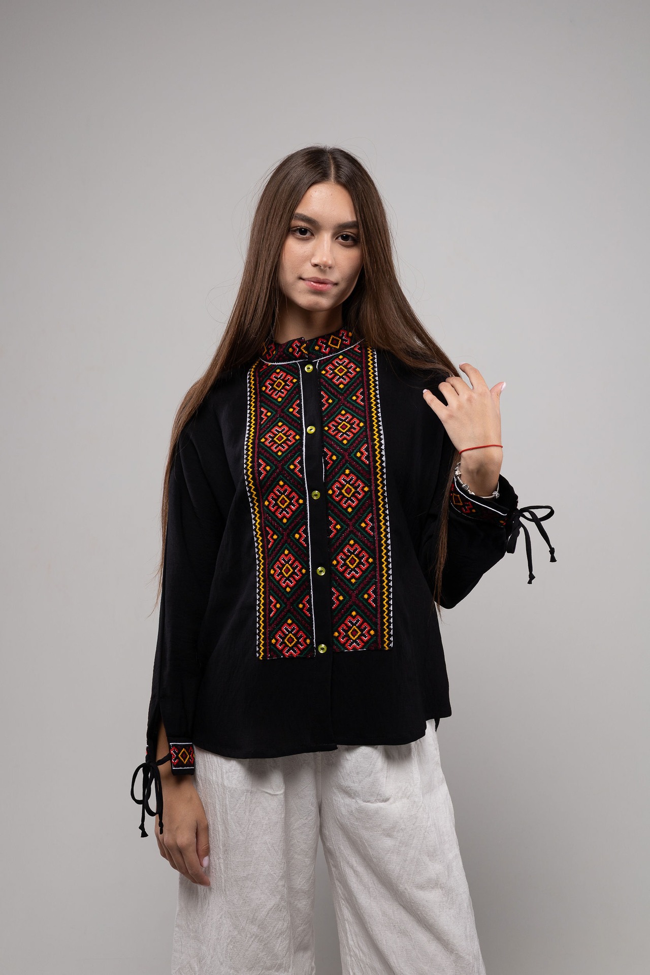 ウクライナ刺繍ヴィシヴァンカ グラージュ・ニジンカ（平行縫い）　手刺繍　ブラウス　麻　レディース・フリーサイズ - 8