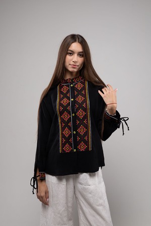 ウクライナ刺繍ヴィシヴァンカ グラージュ・ニジンカ（平行縫い）　手刺繍　ブラウス　麻　レディース・フリーサイズ