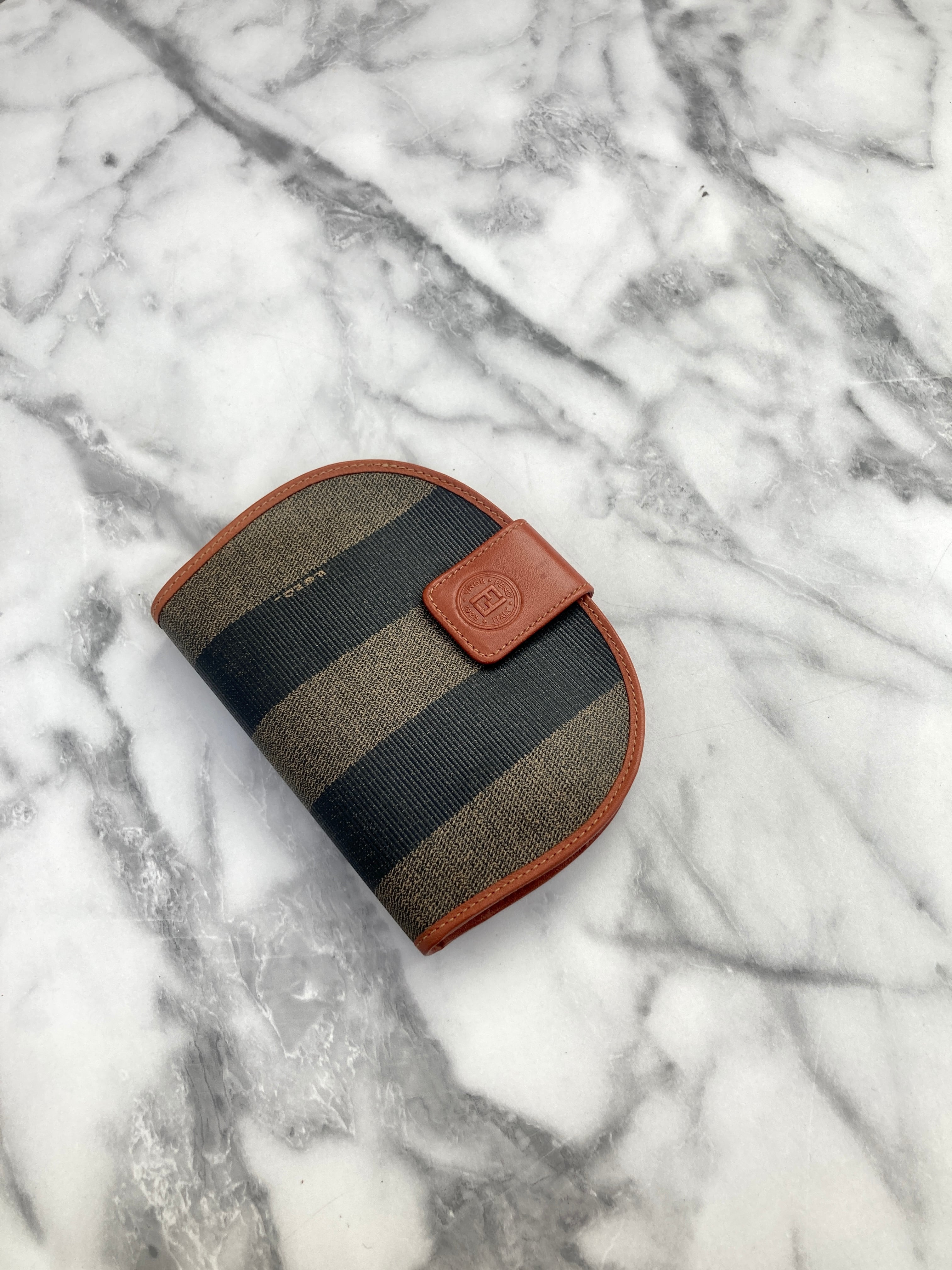FENDI ストラップユー　ヘビ革/オレンジ/グレー FENDI フェンディ ぺカン FF型押し レザー 二つ折り財布 財布 ブラウン