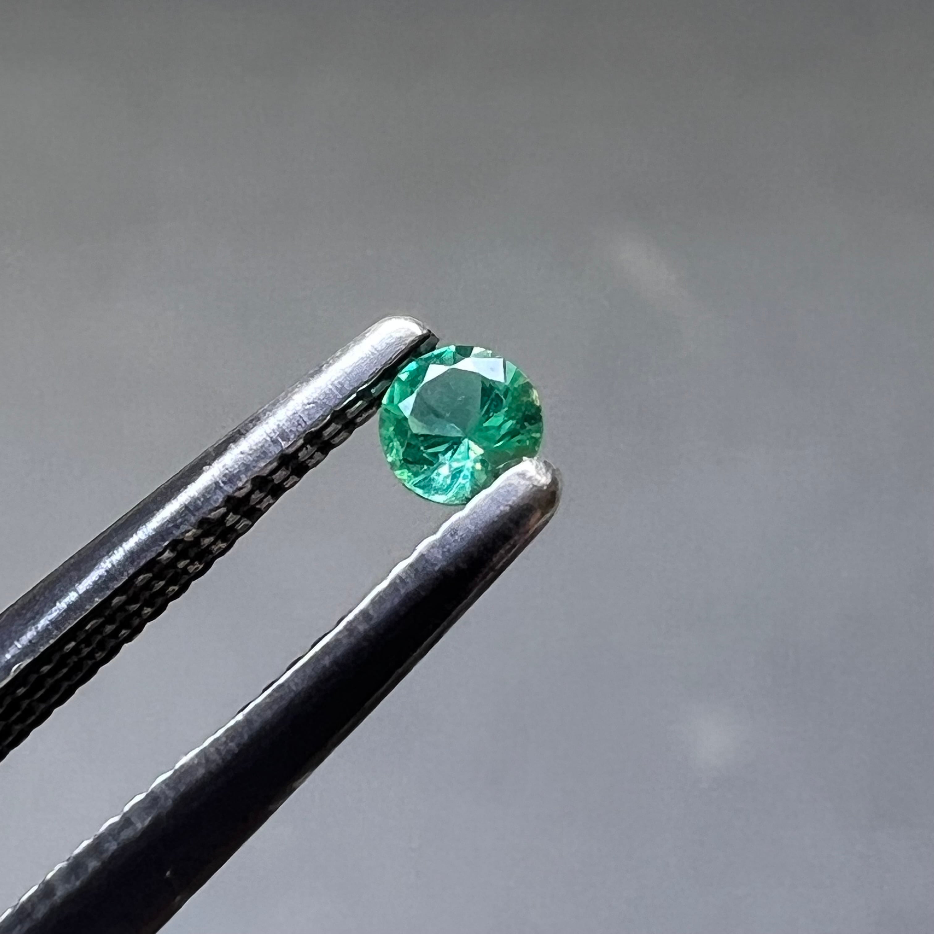 エメラルド 0.05ct 2.42mm ラウンド ルース | 鈴木屋