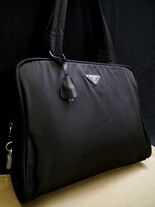 定番14万◆PRADA プラダ 男女可 A4対応ビジネス可 ハンド バッグ ブリーフ ケース 黒◆ 時間を経ても色褪せることのないビジネス対応モデル