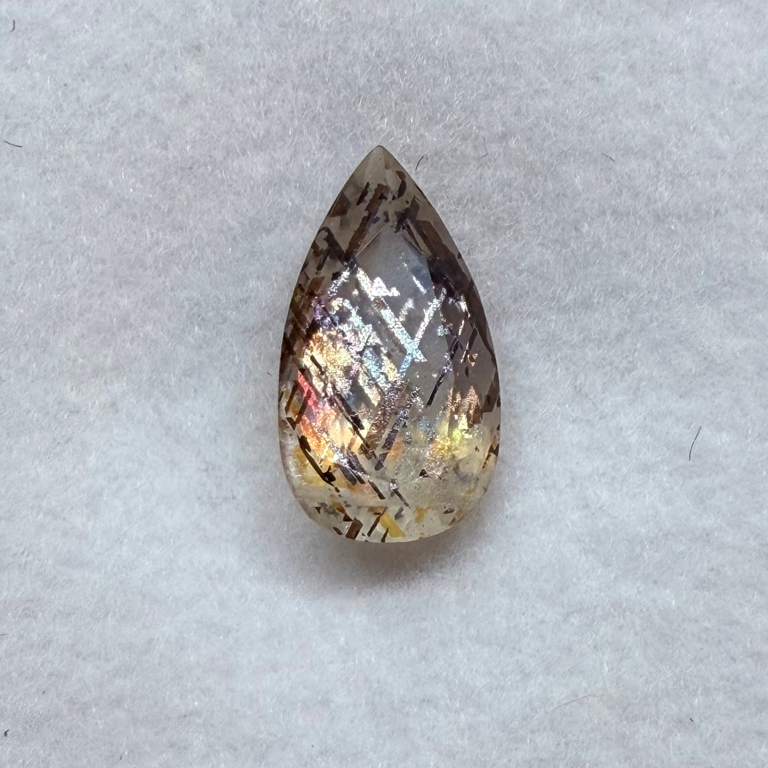 世界一レアなサンストーン　レインボーラティスサンストーン