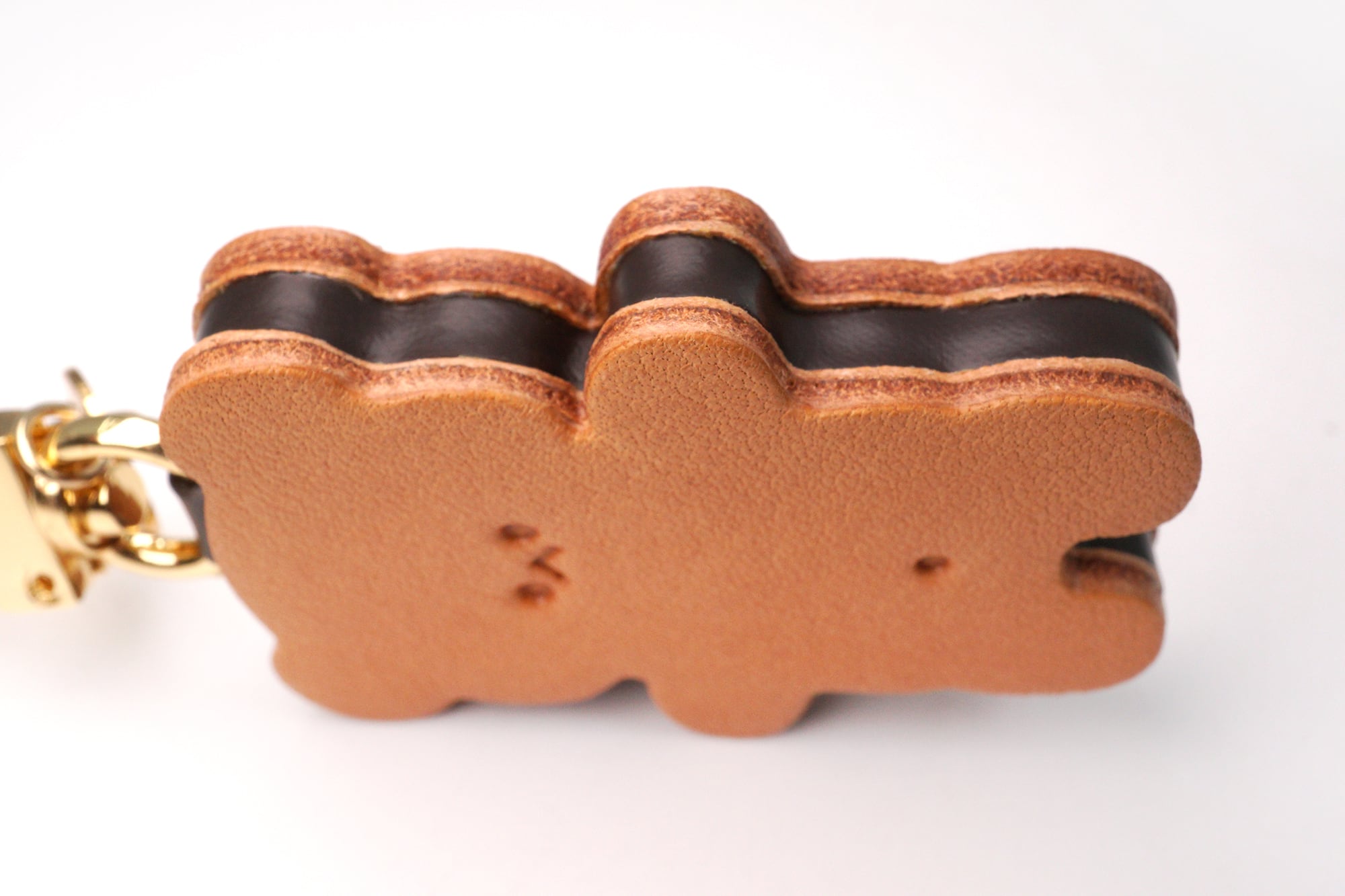 くまちゃんクッキーサンドのキーホルダー（本革製）／お菓子な革小物