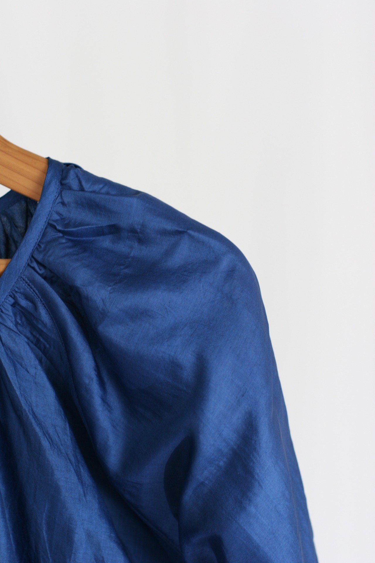 【BUNON】BACK BUTTON BLOUSE / Musk Blue（BN2004）
