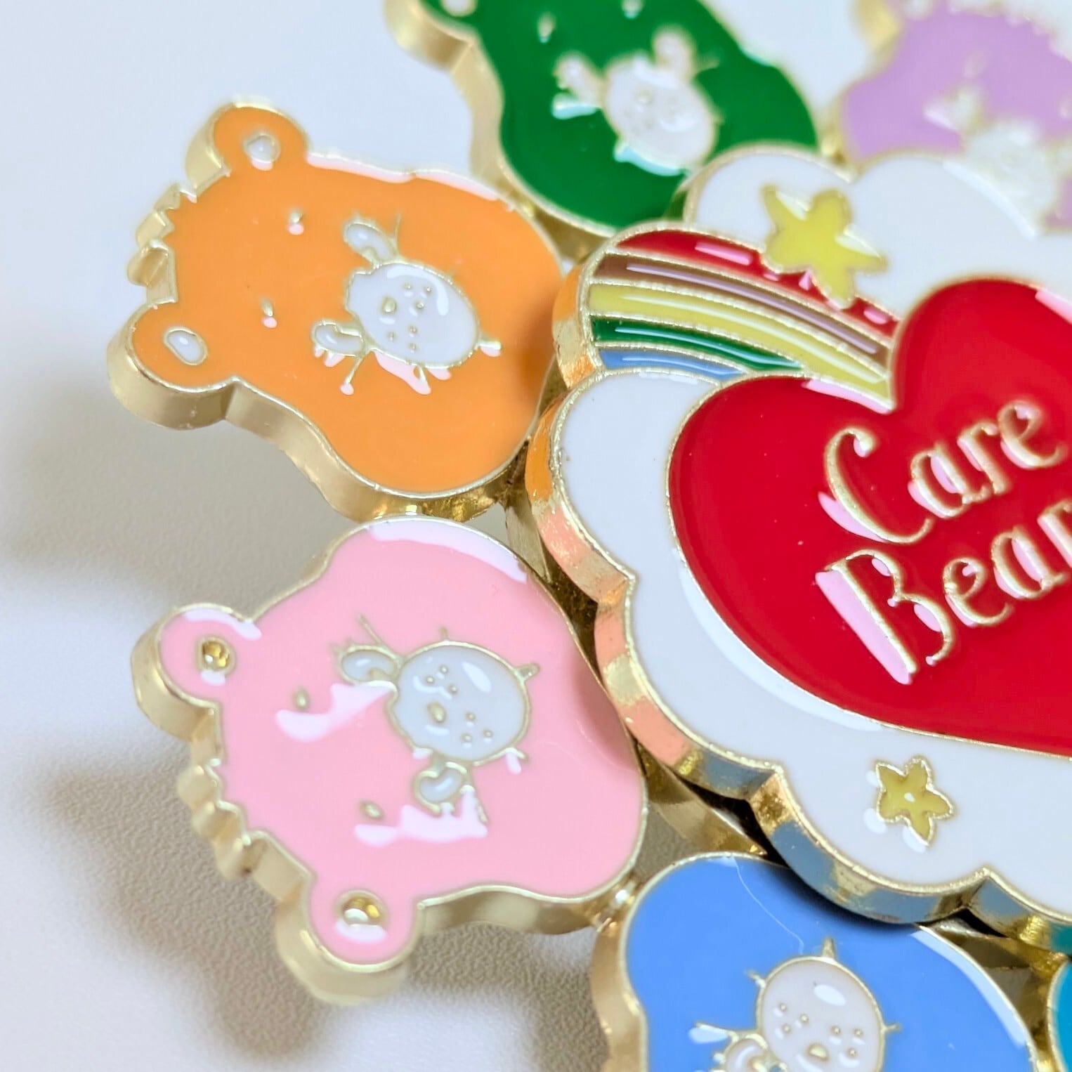♧送料無料！ ★PINS / ピンズ★【 Care Bears ( ケアベア )】くるくる回るSPECIAL BIGピンズ〚アメリカン雑貨 アメトイ〛