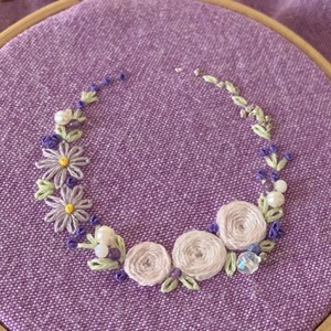 手刺繍　花輪のファスナーポーチ　パープル