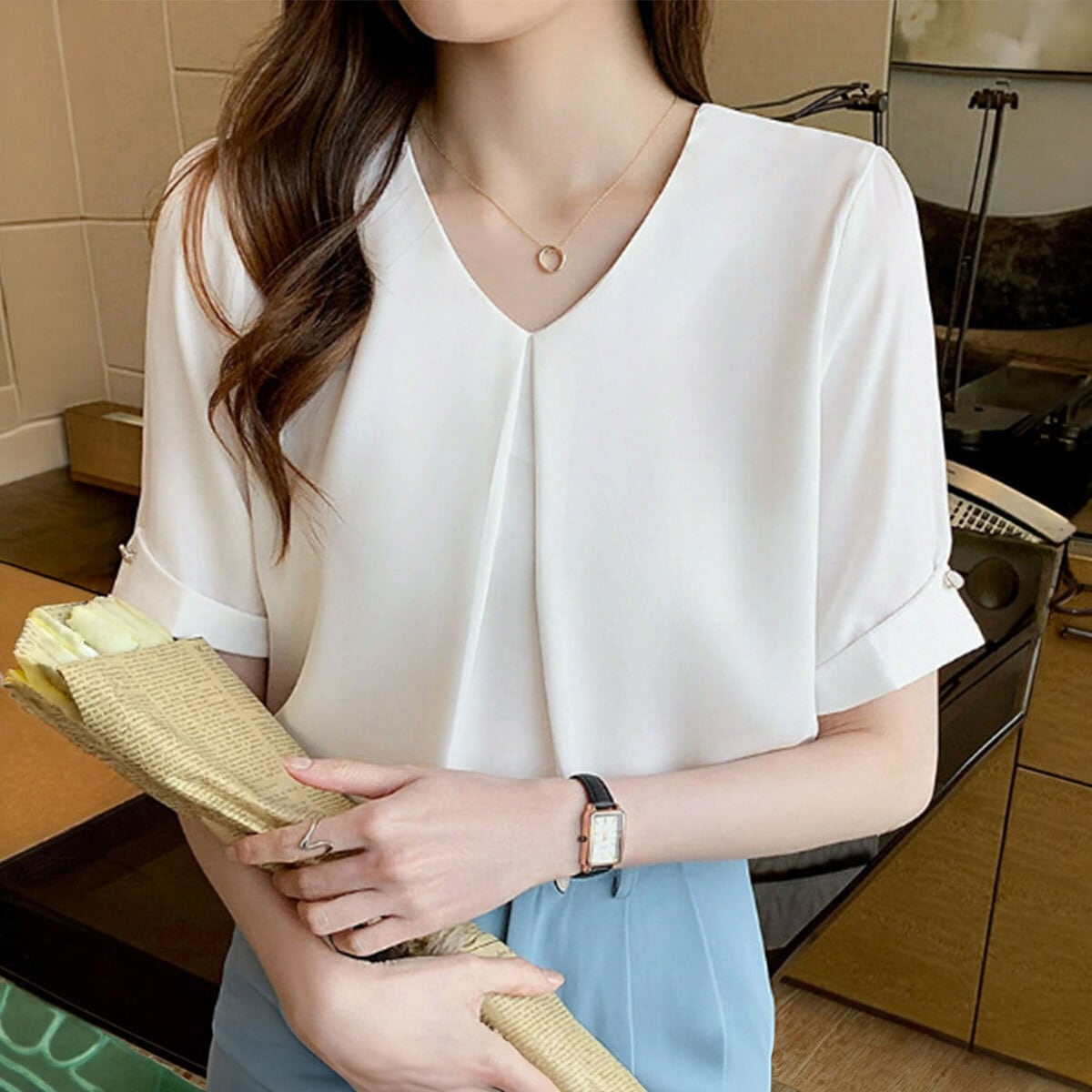 サテン風 ブラウス 半袖 Vネック レディース 春夏 きれいめ 大人 フェミニン 通勤 ビジネス オフィス OL 参観日 入学式 卒業式 入園式 卒園式 シンプル 清楚 上品 大人可愛い 大人女子