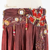 ベリーダンス オリエンタル 衣装 上下セット レッド系 トップス スカート アーム飾り 腕飾り 頭飾り 赤 スパンコール ビーズ ラインストーン 豪華 装飾 華やか 鮮やか キラキラ ステージ イベント ダンス衣装