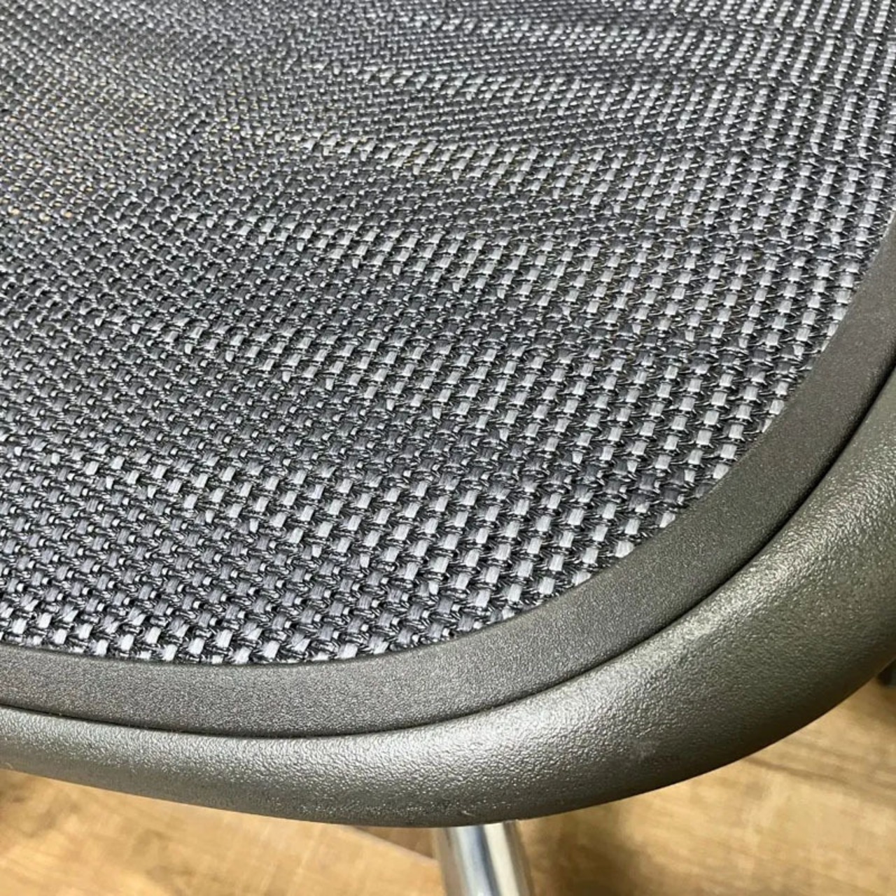 Herman Miller AERON CHAIR Black B ハーマンミラー アーロンチェア Bサイズ オフィスチェア ワークチェア ブラック ポスチャーフィット タキシードメッシュ フル機能【中古】【250サイズ】