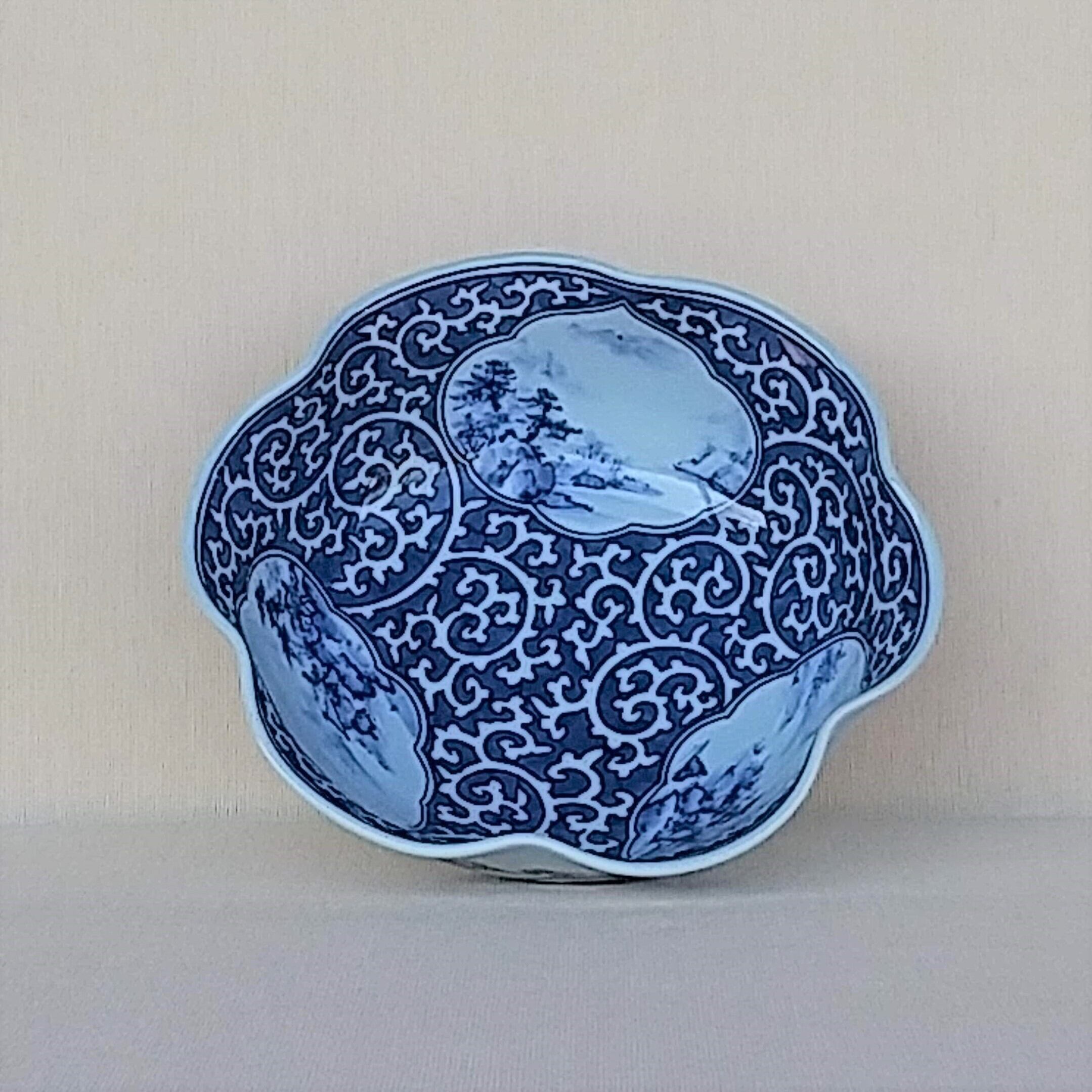 伐太郎窯 染付 濃唐草 三方窓割山水 輪花7寸鉢 | 有田焼作家の作品が
