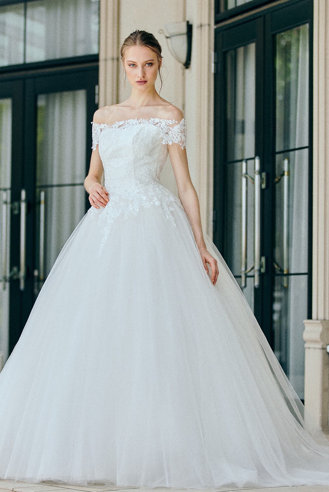 豪華！ウェディングドレス オフショルダー ロングスリーブ 裾に繊細  