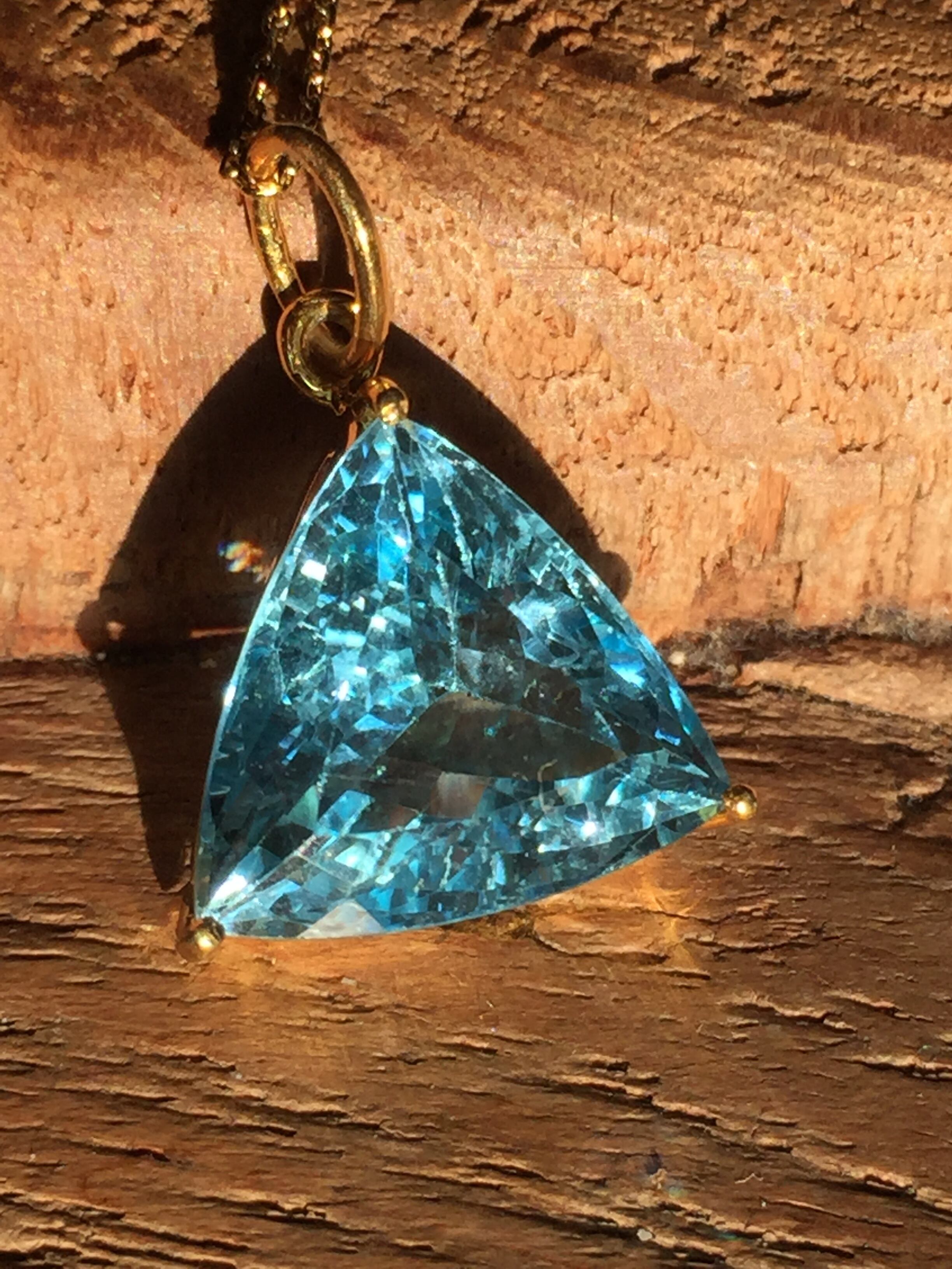 エンパスのあなたへ 宝石質スカイブルートパーズ(ゴールド枠)