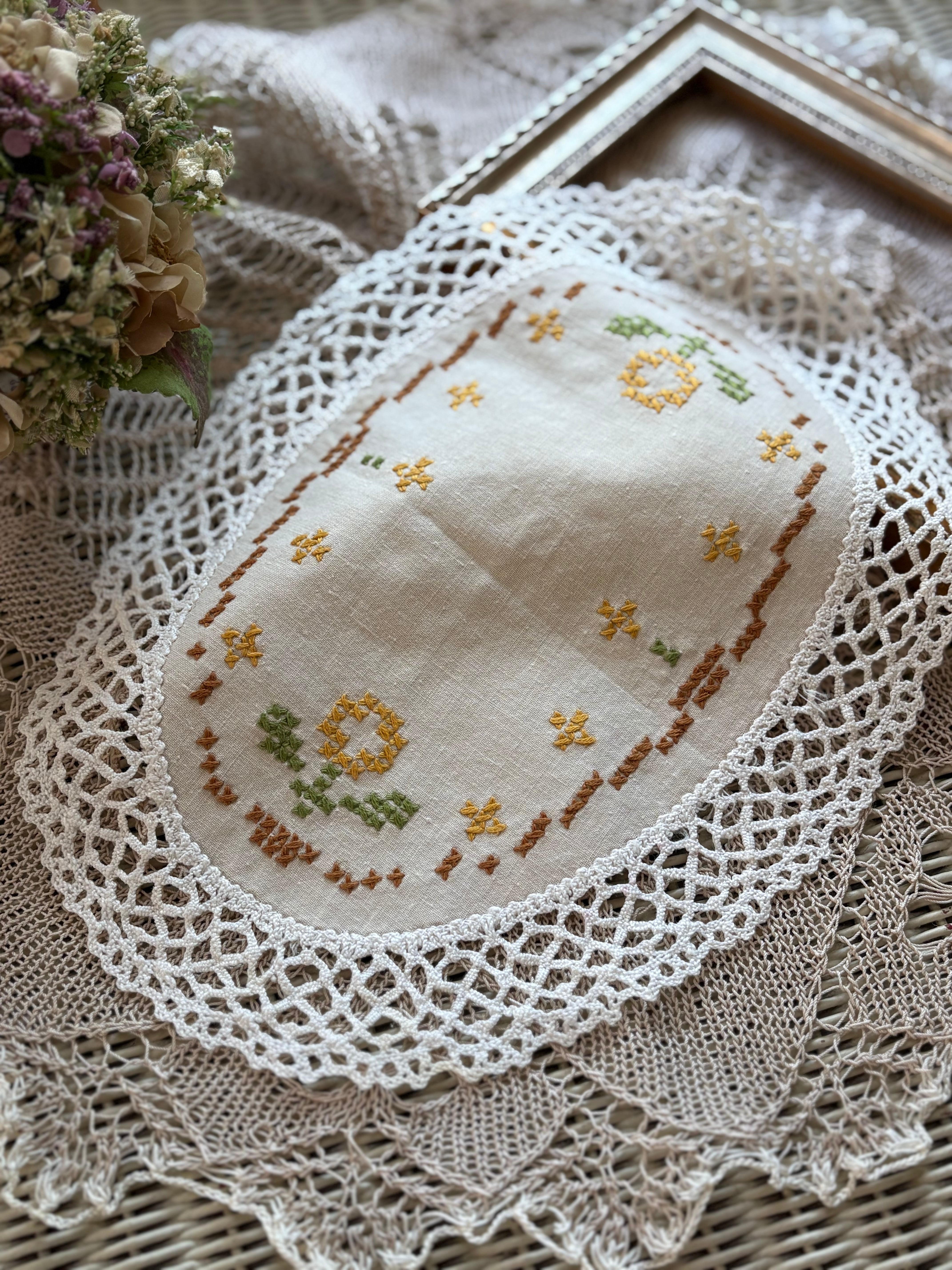 フランスVintage ドイリー 手刺繍 黄色の小花 オーバル型 敷物 ハンドメイドパーツ インテリア 撮影小物