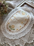 フランスVintage ドイリー 手刺繍 黄色の小花 オーバル型 敷物 ハンドメイドパーツ インテリア 撮影小物