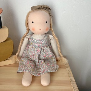 Little Kin Studio/送料無料 Medium Doll (pink small flower pinafore dress)