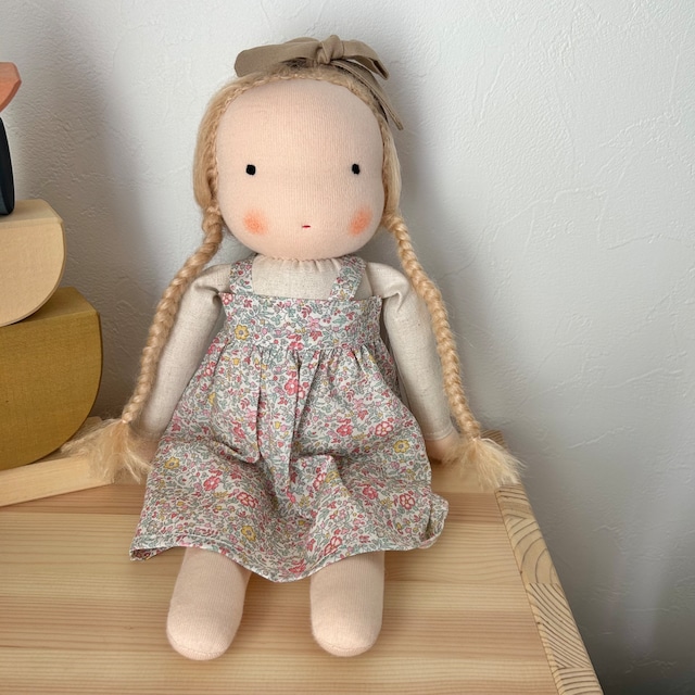 Little Kin Studio/送料無料 Medium Doll (pink small flower pinafore dress)