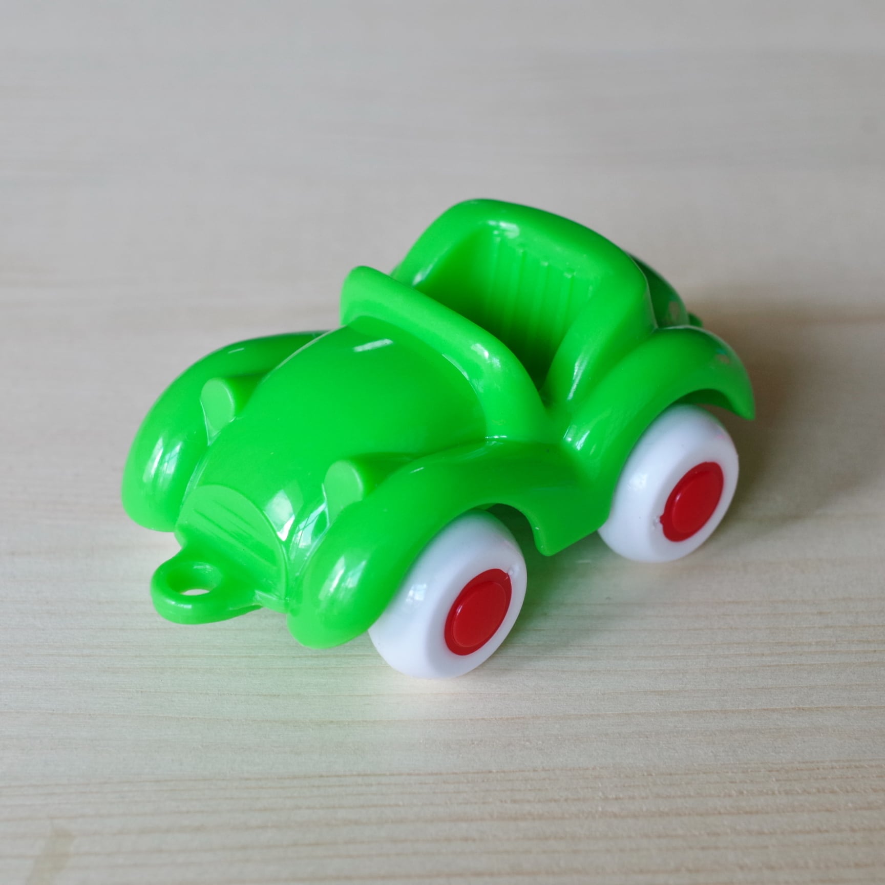 堅固で大きな胎に交差する黄とアイのモチーフを施した、典型的な