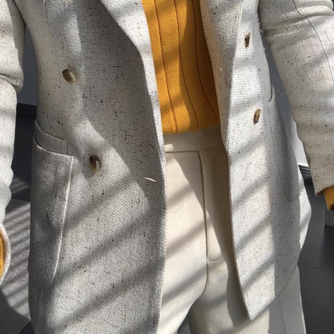 レトロファッショナブルなイミテーションリネン素材が特徴のダブルブレストスーツ　SU037